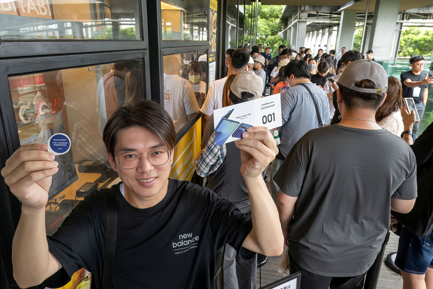 【新聞照片04】從凌晨三點開始排隊首位排隊消費者陳先生.png