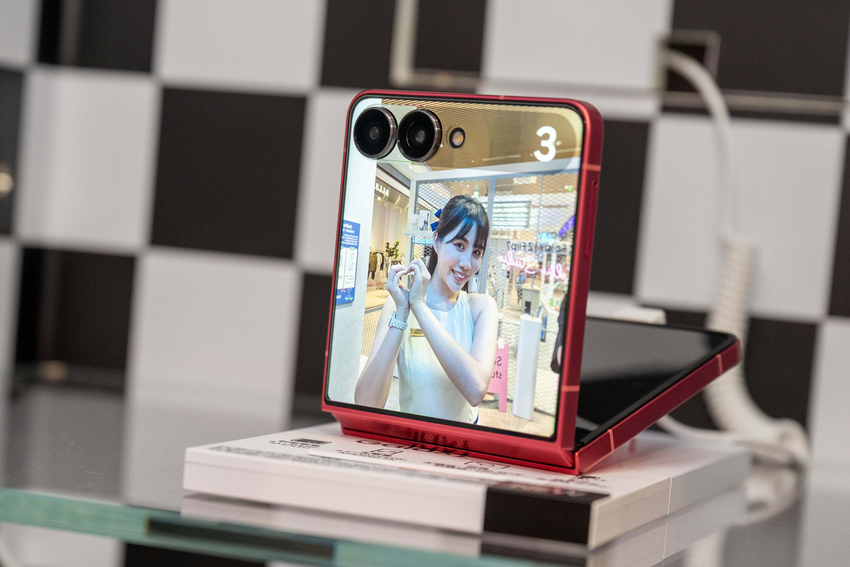 【新聞照片09】Galaxy Z Flip7在4.1吋封面螢幕下的免手持自拍.png