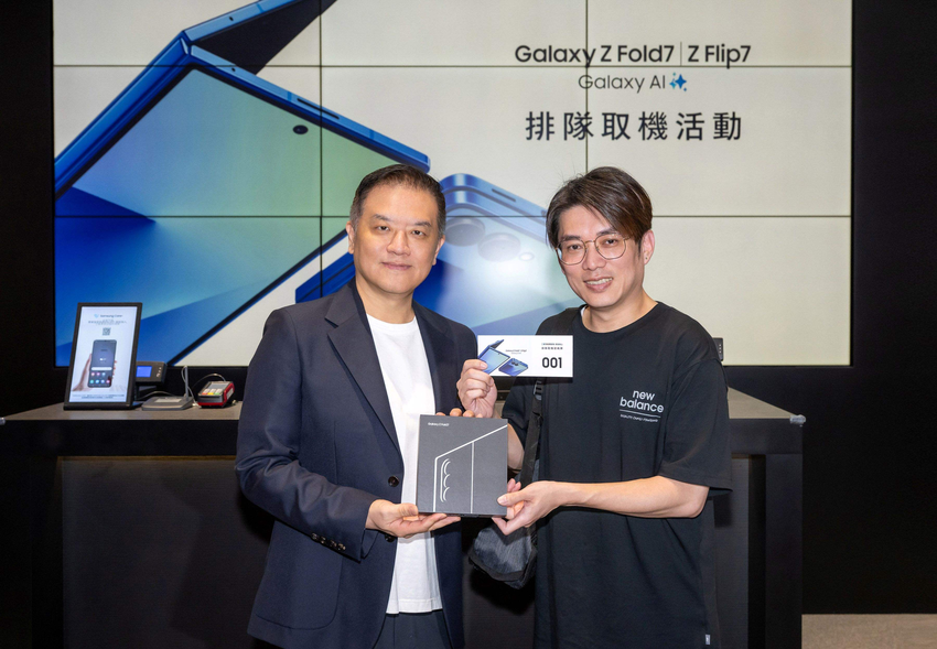 【新聞照片01】左起：台灣三星電子行動通訊事業部總經理陳啓蒙、消費者陳先生.png