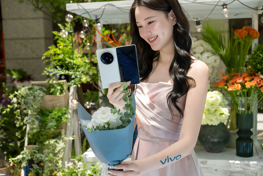 【新聞照片06】vivo大膽跨界，成為首個進駐BELLAVITA寶麗廣塲的手機品牌，7月24日至7月27日打造為期四天的「輕境漫遊所」，完成指定體驗即可獲贈專屬花漾輕境花束乙束（數量有限送完為止）。.png