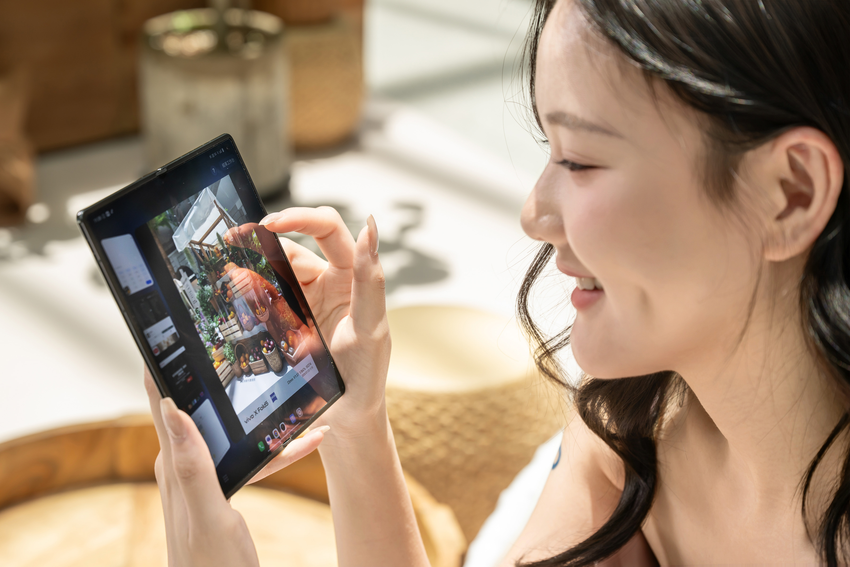 【新聞照片04】vivo X Fold5搭載創新「原子工作台」，可同時運行最多五個應用程式，並依需求自由調整各應用程式音量，幫助使用者高效兼顧生活與工作。.png