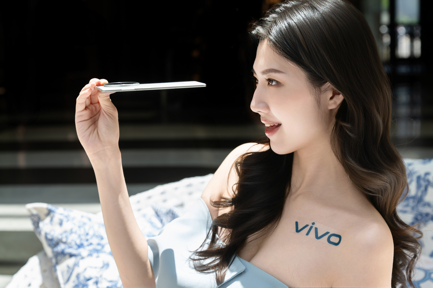 【新聞照片03】 vivo X Fold5僅217克的輕盈機身，搭載大容量6000mAh藍海電池與全新第四代矽負極電池技術，輕鬆實現科技美學與實用性能的黃金平衡。.png