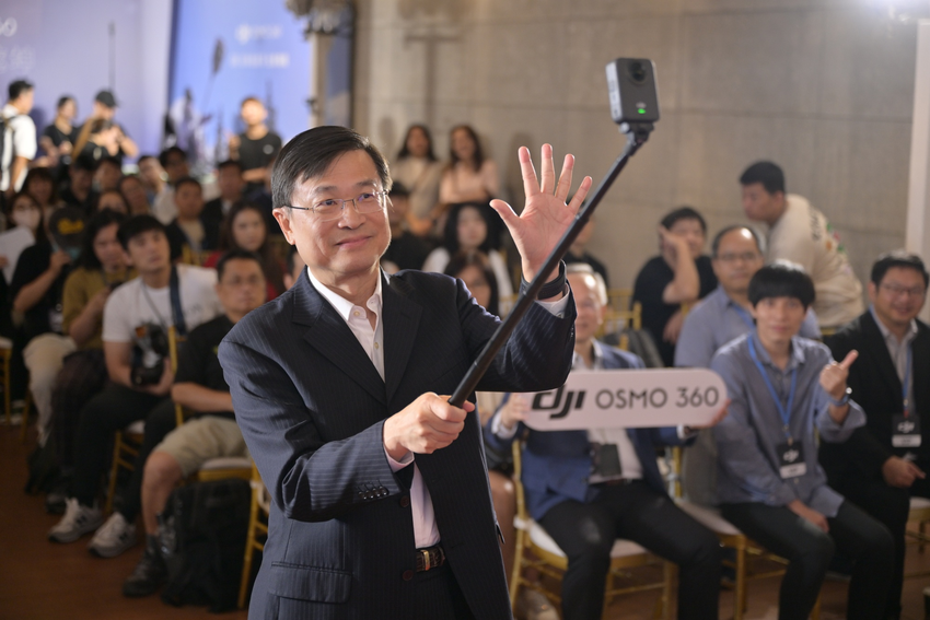 (圖一) 聯強國際集團執行長王其勳於會中實際運用 DJI Osmo 360.png
