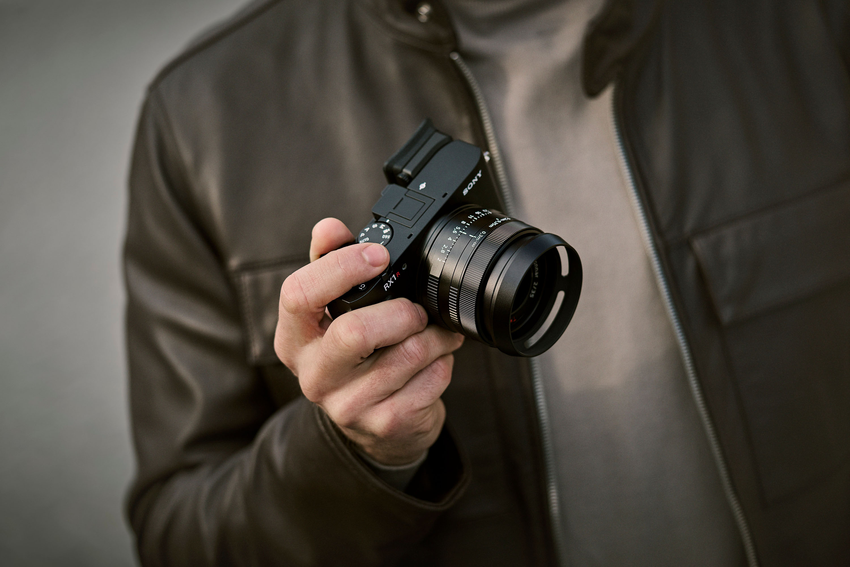 圖3) RX1R III 機身頂部呈現極簡、平整設計，並採用輕盈且高硬度鎂合金材質，兼具可靠耐用硬體設置與操作體驗。.png