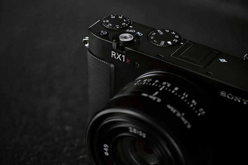 圖5) 配備 35mm F2 ZEISS 定焦鏡頭的 Sony RX1R III ，可透過「裁切拍攝」功能自由切換 35 mm、50 mm 和 70 mm 三個焦段 ，符合創作者多元拍攝需求。.png