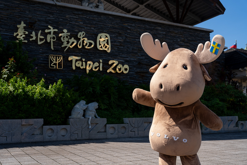 (1) 圖說：VOLVO與臺北市立動物園展開第二年合作，認養園內動物明星國王企鵝、黑腳企鵝，並推出「展間賞車送臺北市立動物園門票兌換卷」限時活動。.png