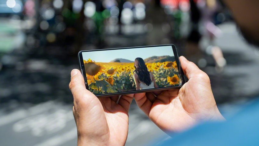圖7) 源自 BRAVIA 顯示技術的精準調校功力，Xperia 1 VII 螢幕亮度提升20%；同時新增機身背部光源感應器，能迅速調整螢幕亮度與色彩，搭配「Sunlight Vision 強光影像增強技術」，即使身處戶外陽光直射環境，也能清楚辨識螢幕內容。.png