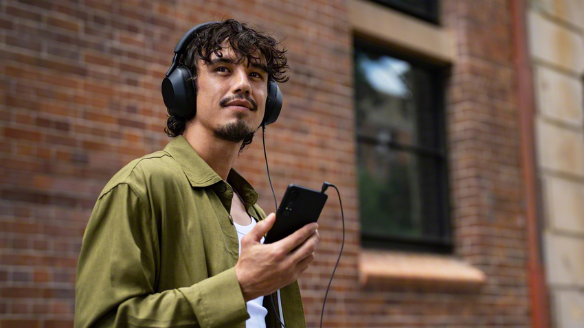 圖8) Xperia 1 VII 承襲 Walkman 音質工藝，首度於耳機孔添加「金」材質導體，有效降低雜訊，提升整體音質表現。，.png