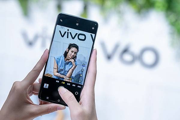 【新聞照片06】 vivo V60搭載蔡司超級長焦鏡頭，支援85mm與100mm專業焦段，無論遠距或特寫皆能捕捉清晰細膩的人像大片。.jpg