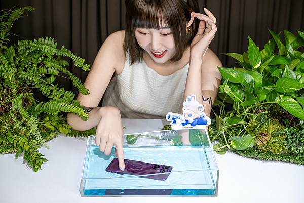 【新聞照片05】vivo V60支援IP68&IP69防塵防水功能，從生活日常或假日海邊探索，都能滿足各種多種情境使用。.jpg