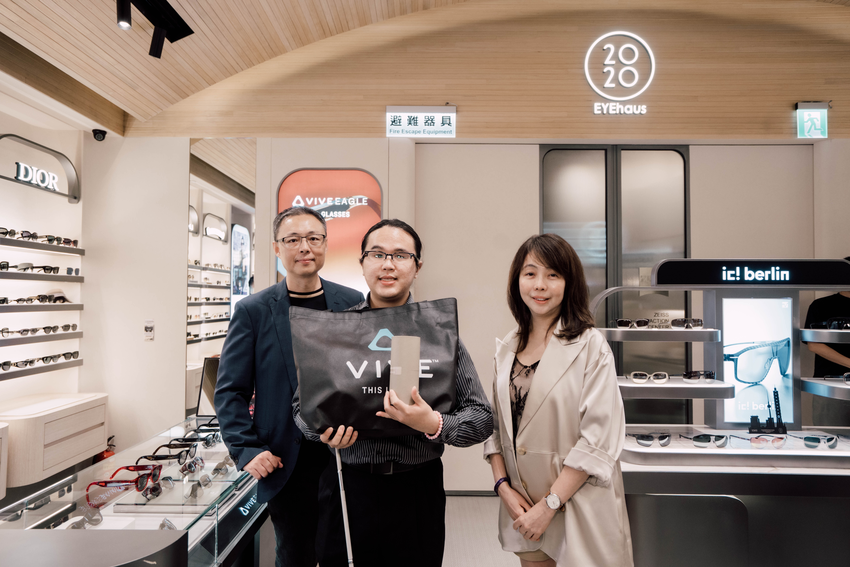 HTC資深副總裁黃昭穎及2020Eyehaus總經理李玉菁親自將VIVE Eagle交予門市首位消費者陳先生進行交機儀式.png