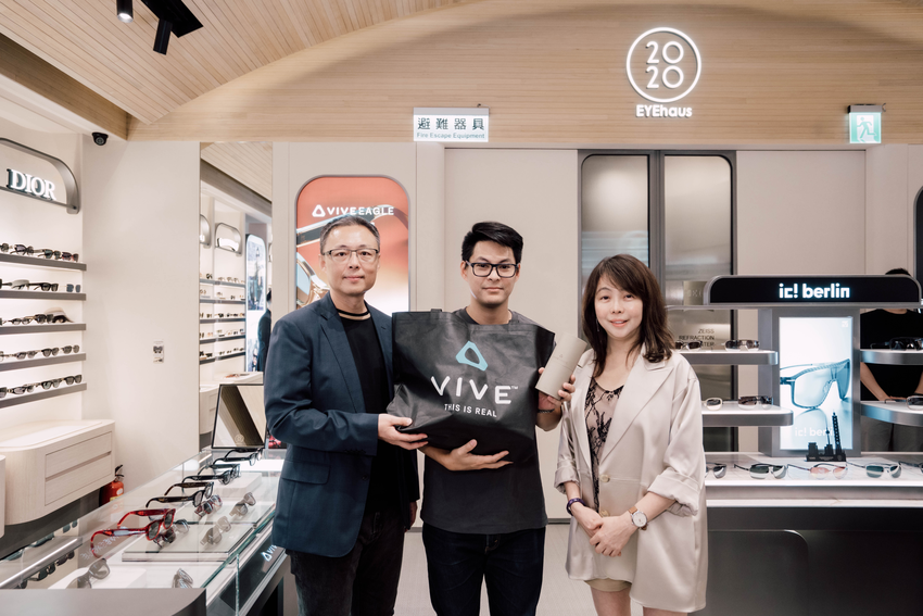 HTC資深副總裁黃昭穎及2020Eyehaus總經理李玉菁親自將VIVE Eagle交予HTC預購系統中首位消費者陳先生進行交機儀式.png