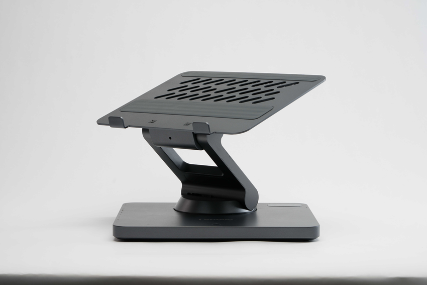 【新聞照片02】Lenovo Smart Motion Concept 多向概念筆電支架支援自動臉部追蹤、手勢控制、語音指令等功能，並透過符合人體工學的設計，為用戶帶來更高效率與舒適的長時間工作體驗.png