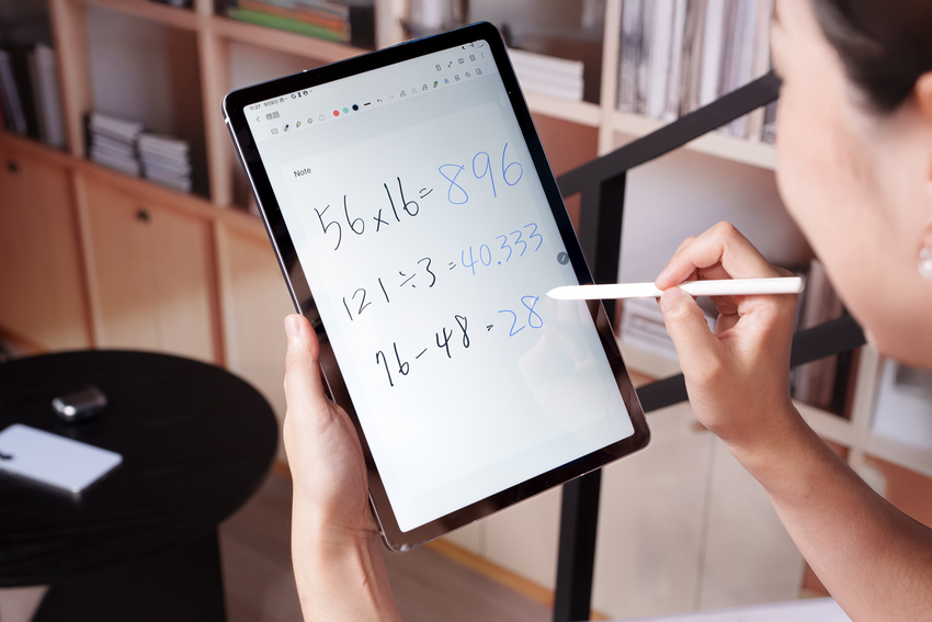 【新聞照片08】Galaxy Tab S10 Lite數學計算助理則能迅速解出複雜方程式，化身最佳解題幫手.png