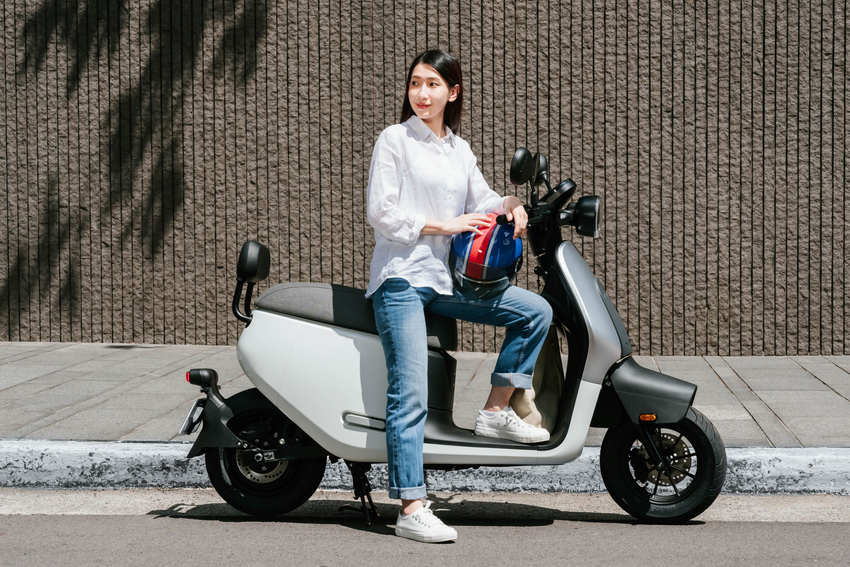 Gogoro EZZY 500 _寬敞腳踏空間 28 吋行李箱也能放(1).png
