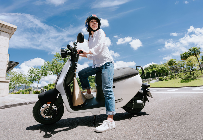 Gogoro EZZY 500 _寬敞腳踏空間 28 吋行李箱也能放(2).png