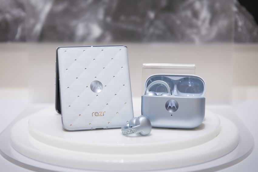 圖說04 Motorola攜手Swarovski 施華洛世奇推出冰藍限定組，即日起於遠傳電信獨家販售.png
