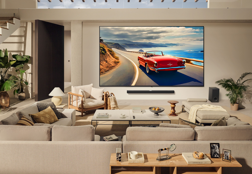 【情境圖】LG AI 4K 智慧顯示器能分辨不同家庭成員的聲音，智慧切換專屬個人化設定，並主動推薦最合適的影音內容。搭配 Soundbar 的 AI 空間校正功能，即使擺放位置受限也能自動優化音效，並依照觀影情境即時調整，帶來更加沉浸的影音體驗。.png