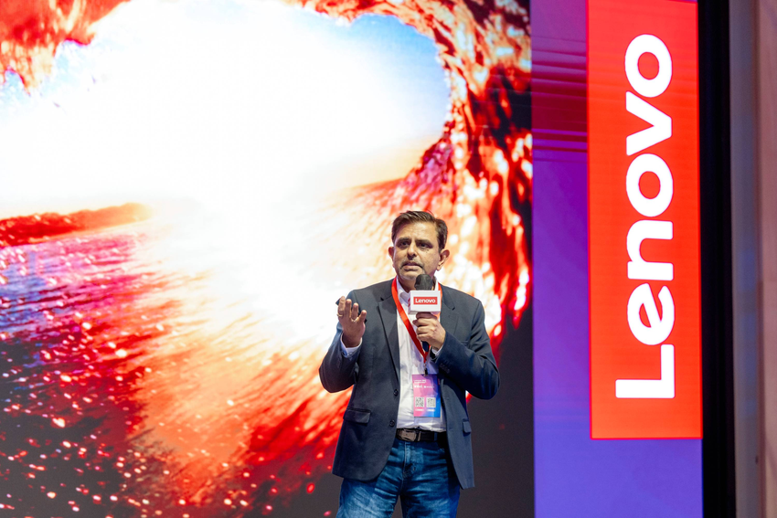【新聞照片03】Lenovo 亞太區通路執行董事 Rajesh Thadani 強調通路在 AI 部署中扮演關鍵角色，混合式 AI 為 Lenovo 與夥伴帶來共同成長與加速業務拓展的契機。.png