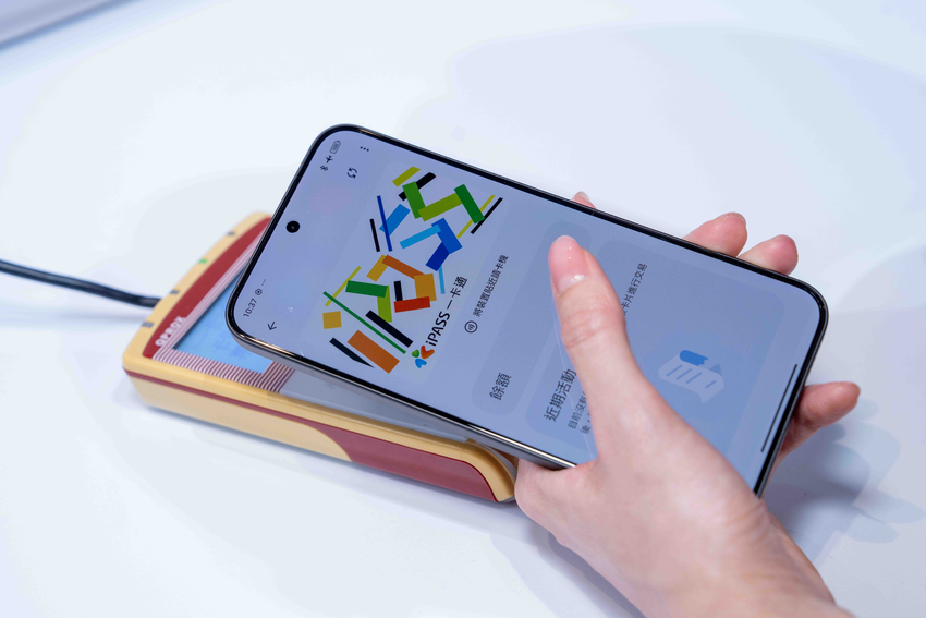05. 小米與 Google 再度攜手合作，結合恩智浦（NXP）技術在 Google 錢包 啟用 iPASS 一卡通服務，讓用戶享受更加智慧、流暢且便利的行動支付體驗。.png