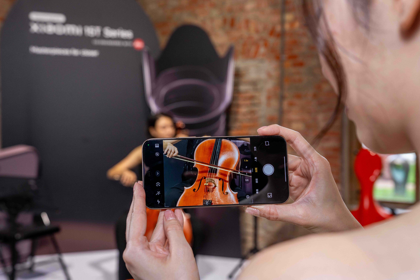 02. Xiaomi 15T Series 全系列搭載徠卡三鏡頭系統。Xiaomi 15T Pro 更首次導入 5x 潛望式長焦鏡頭，帶來更專業而多變的攝影體驗。.png