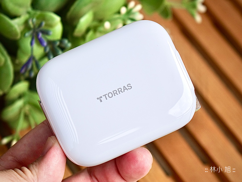 TORRAS 圖拉斯 Ostand Spin for iPhone 17 系列全面防護配件開箱分享與心得-快速充電器 (ifans 林小旭) (1).png