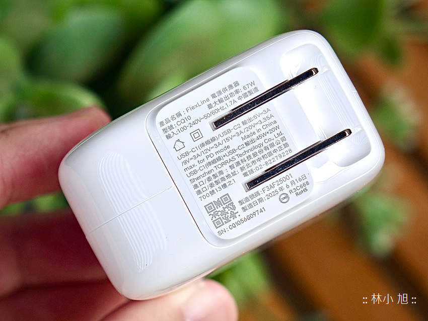 TORRAS 圖拉斯 Ostand Spin for iPhone 17 系列全面防護配件開箱分享與心得-快速充電器 (ifans 林小旭) (3).png