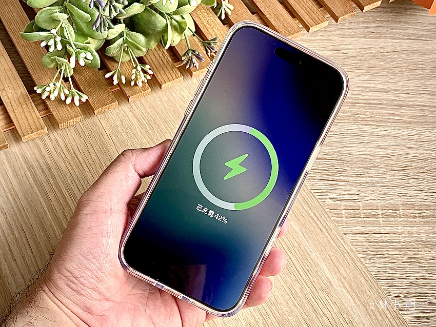 TORRAS 圖拉斯 Ostand Spin for iPhone 17 系列全面防護配件開箱分享與心得-磁吸行動電源 (ifans 林小旭) (6).png