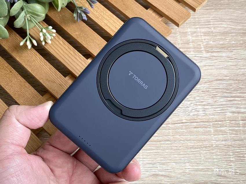 TORRAS 圖拉斯 Ostand Spin for iPhone 17 系列全面防護配件開箱分享與心得-磁吸行動電源 (ifans 林小旭) (8).png