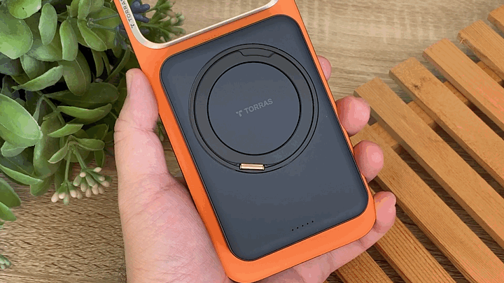 TORRAS 圖拉斯 Ostand Spin for iPhone 17 系列全面防護配件開箱分享與心得-磁吸行動電源 (ifans 林小旭) (9).GIF