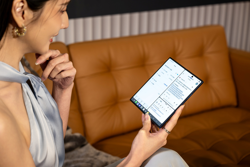 【新聞圖片6】Galaxy Z Fold7的8吋大螢幕結合多重視窗、AI應用,助攻高效生產力理想首選.png 【新聞圖片6】Galaxy Z Fold7的8吋大螢幕結合多重視窗、AI應用,助攻高效生產力理想首選.png