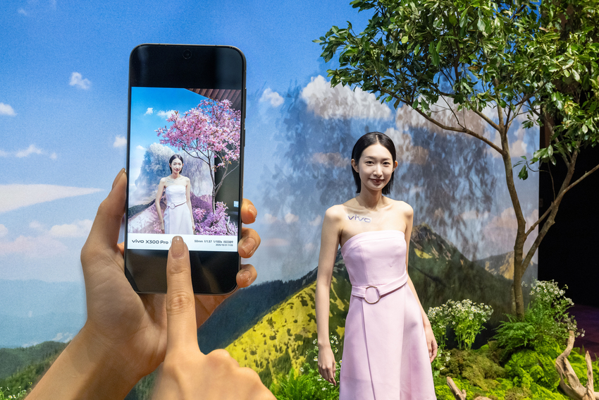 【vivo新聞照片10】全新AI風景大師運用AIGC生成技術，突破天候與光線限制，讓拍攝不再受時空束縛。.png
