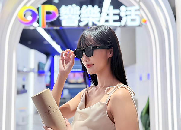HTC新聞照-VIVE Eagle 體驗據點全面升級 HTC 與台灣大、和嘉晏光學、得恩堂等專業眼鏡通路品牌擴大合作_1.png