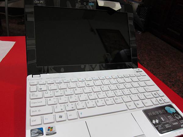 Asus EeePC，隨身攜帶背殼機