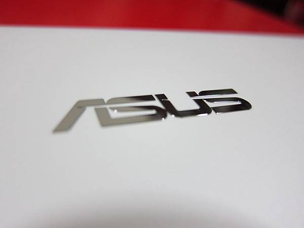 Asus EeePC，隨身攜帶背殼機