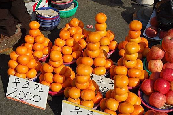 『i韓集之奇怪(?)的韓國人』－成堆賣的水果