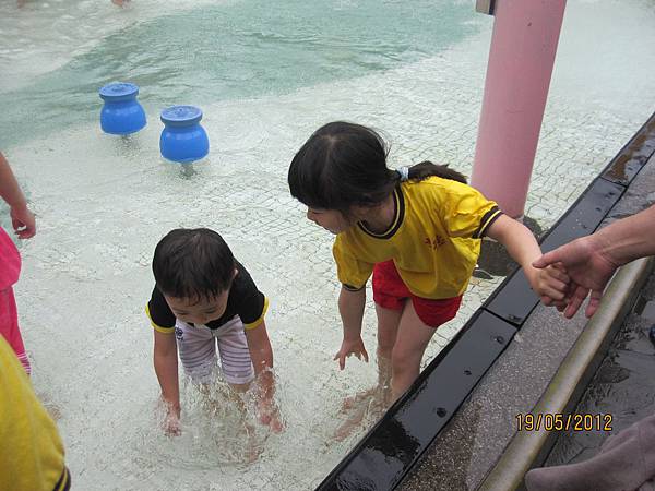 畢業旅行 三樓左邊大紅色的門 痞客邦
