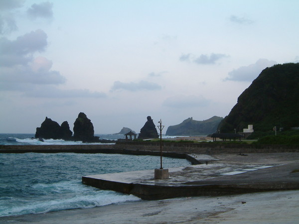 奇怪岩石任憑海浪拍打著