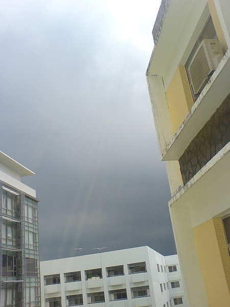 颱風天，大陰天大太陽在同一個天空，在我出宿舍之後下大雨.jpg