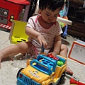 妹妹很喜歡玩工程車