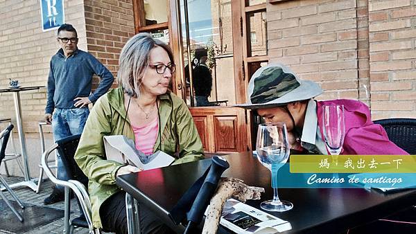 smiley 和義大利姐姐找路中我們喝酒.jpg smiley 和義大利姐姐找路中我們喝酒.jpg