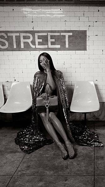 Naomi-Campbell-Valentino-Vring-Campaign02.jpg