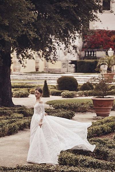 00013-Monique-Lhuillier-New-York-Bridal-Spring-2020-credit-Jennifer-Massaux.jpg