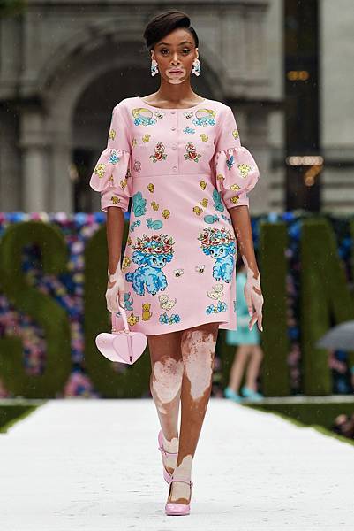 00013-Moschino-RTW-Spring-22-credit-gorunway-Winnie Harlow.jpg