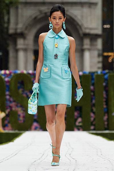 00026-Moschino-RTW-Spring-22-credit-gorunway-Jolie Chang.jpg