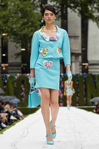 00032-Moschino-RTW-Spring-22-credit-gorunway-Lisa Han.jpg