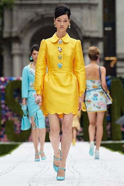 00031-Moschino-RTW-Spring-22-credit-gorunway-Chloe Oh.jpg