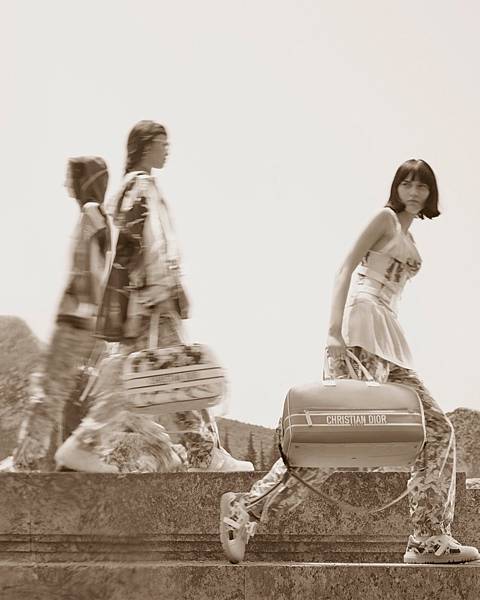 Dior-Cruise-2022-Campaign04.jpg Dior-Cruise-2022-Campaign04.jpg