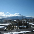 富士山頂真的是一年到頭不管時都是一圈積雪