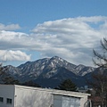 另一頭的遠山，平平是山，他怎麼沒有像富士山一般有一圈雪呢？